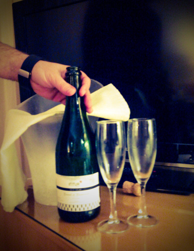 Abriendo la botella de cava en la habitación del hotel de Benicàssim
