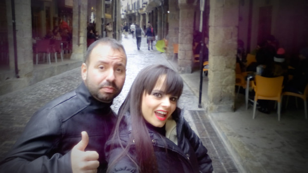 Ana Belén Espejo y Andy Lucas en una calle porticada de Morella