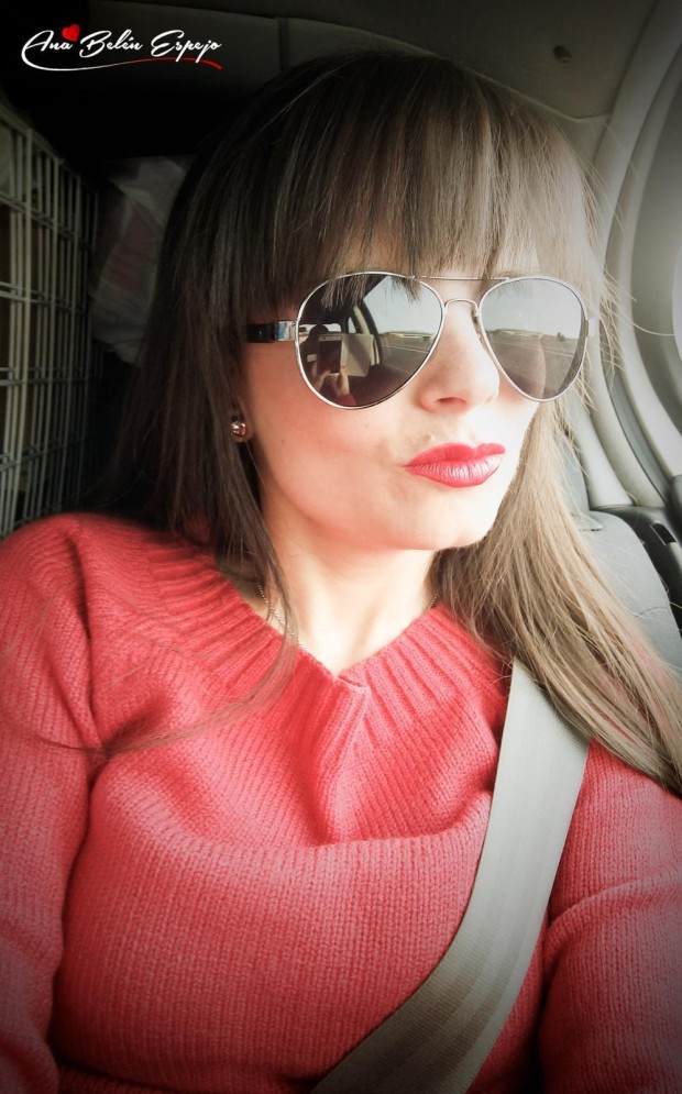 Ana Belén Espejo con gafas de sol camino de Oporto