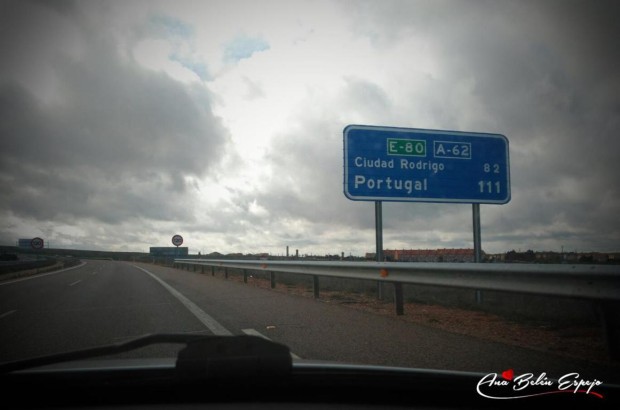 El cartel de la carretera que anuncia Portugal, camino de Eros Porto 2016