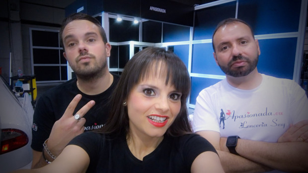 El equipo de Apasionada haciendo el signo de la victoria en el Valencia Sex Festival 2016