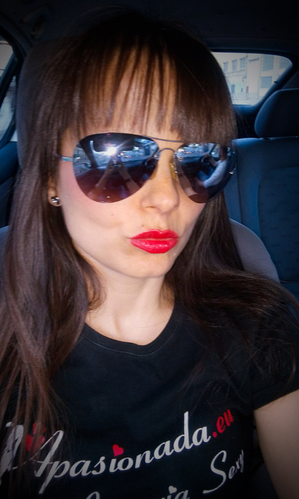 Ana Belén Espejo con gafas de sol de espejo, de camino al Valencia Sex Festival