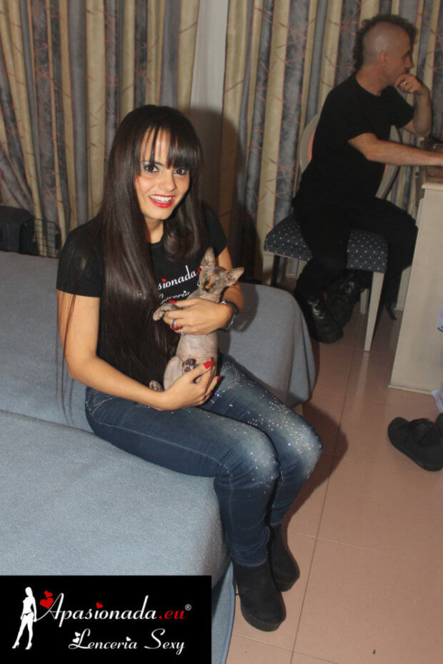 Ana Belén Espejo con el gato Sphynx de Nora Barcelona y Rat Penat en brazos