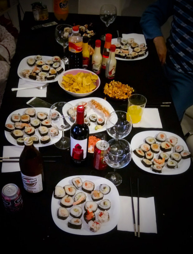 La mesa preparada con sushi para la celebración del cumpleaños