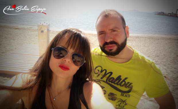 Ana Belén Espejo y Andy Lucas en la playa del Mar Menor, con gafas de sol