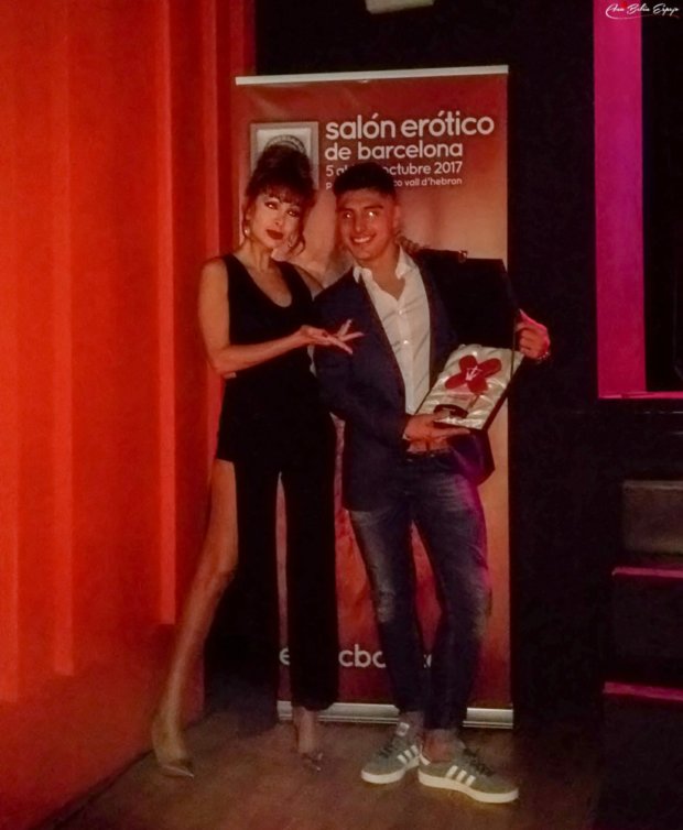 Con el premio delante del cartel del Salón Erótico de Barcelona 2017