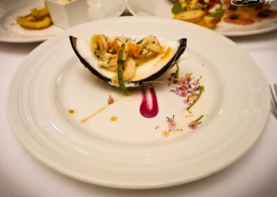 En el restaurante El Pescador. Ceviche de camarón en coco (con leche de tigre y chips de plátano) en el hotel Bahia Principe Grand La Romana en Republica Dominicana