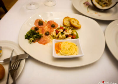 En el restaurante El Pescador. Carpacho de atún fresco, (con alcaparra, rúcula y aceite de oliva) en el hotel Bahia Principe Grand La Romana en Republica Dominicana