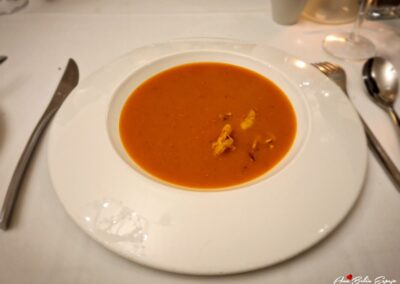 En el restaurante Le Gourmet . Sopa marinera, (con leche de coco, trozos de camarón y viera) en el hotel Bahia Principe Grand La Romana en Republica Dominicana