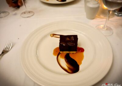 En el restaurante Le Gourmet . Tarta trufa sobre crujiente de almendras tostada y confit de naranja al grandmarnier en el hotel Bahia Principe Grand La Romana en Republica Dominicana