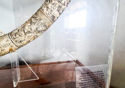 Cuerno de marfil tallado en su totalidad. Museo de las Casas Reales en Santo Domingo en Republica Dominicana