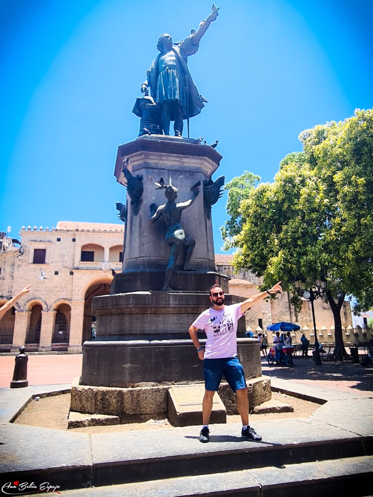 Estatua de Colón en el Parque Colón en Santo Domingo en Republica Dominicana