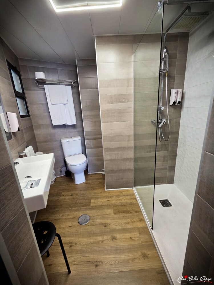 Baño de la habitación del Hotel Cuco de Benidorm con ducha de obra Baño de la habitación del Hotel Cuco de Benidorm con ducha de obra