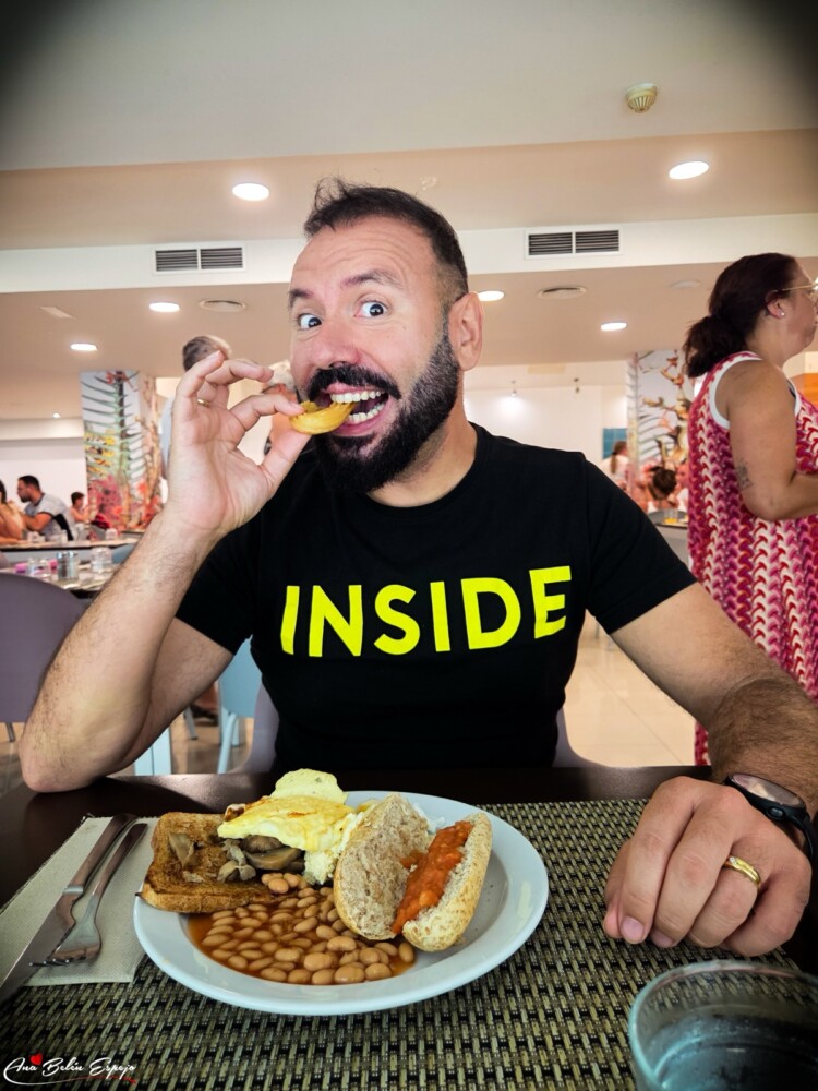 Desayuno inglés completo en el buffet del Hotel Cuco de Benidorm Desayuno inglés completo en el buffet del Hotel Cuco de Benidorm