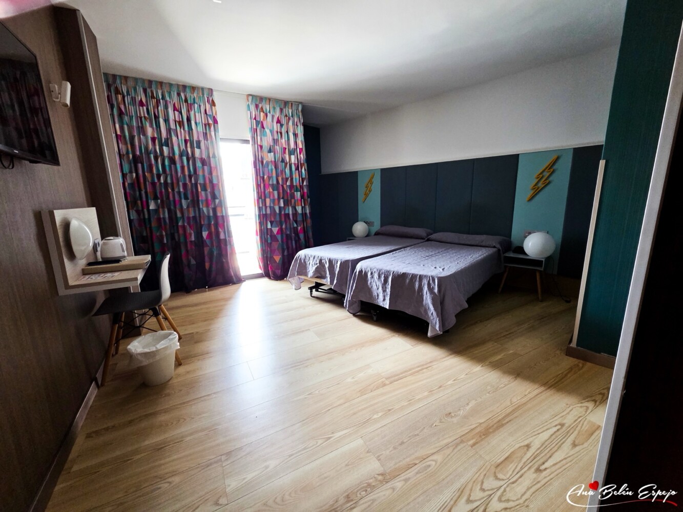 Habitación doble del Hotel Cuco de Benidorm con suelo de madera Habitación doble del Hotel Cuco de Benidorm con suelo de madera