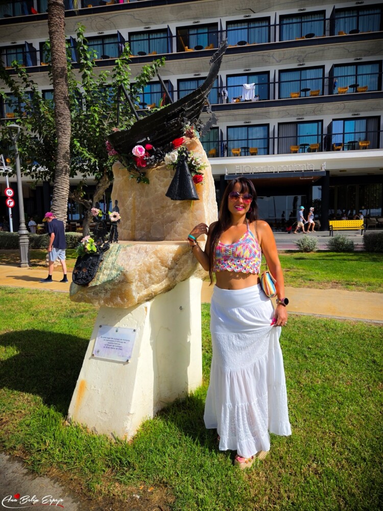 Monumento a la Virgen del Sufragio de Benidorm con la barca de la leyenda Monumento a la Virgen del Sufragio de Benidorm con la barca de la leyenda