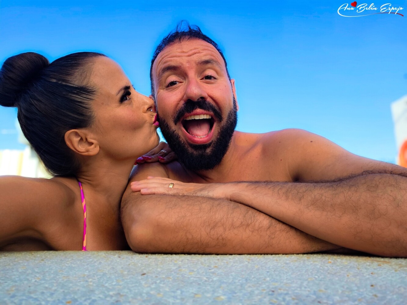 Un beso en la piscina de la azotea del Hotel Cuco de Benidorm Un beso en la piscina de la azotea del Hotel Cuco de Benidorm