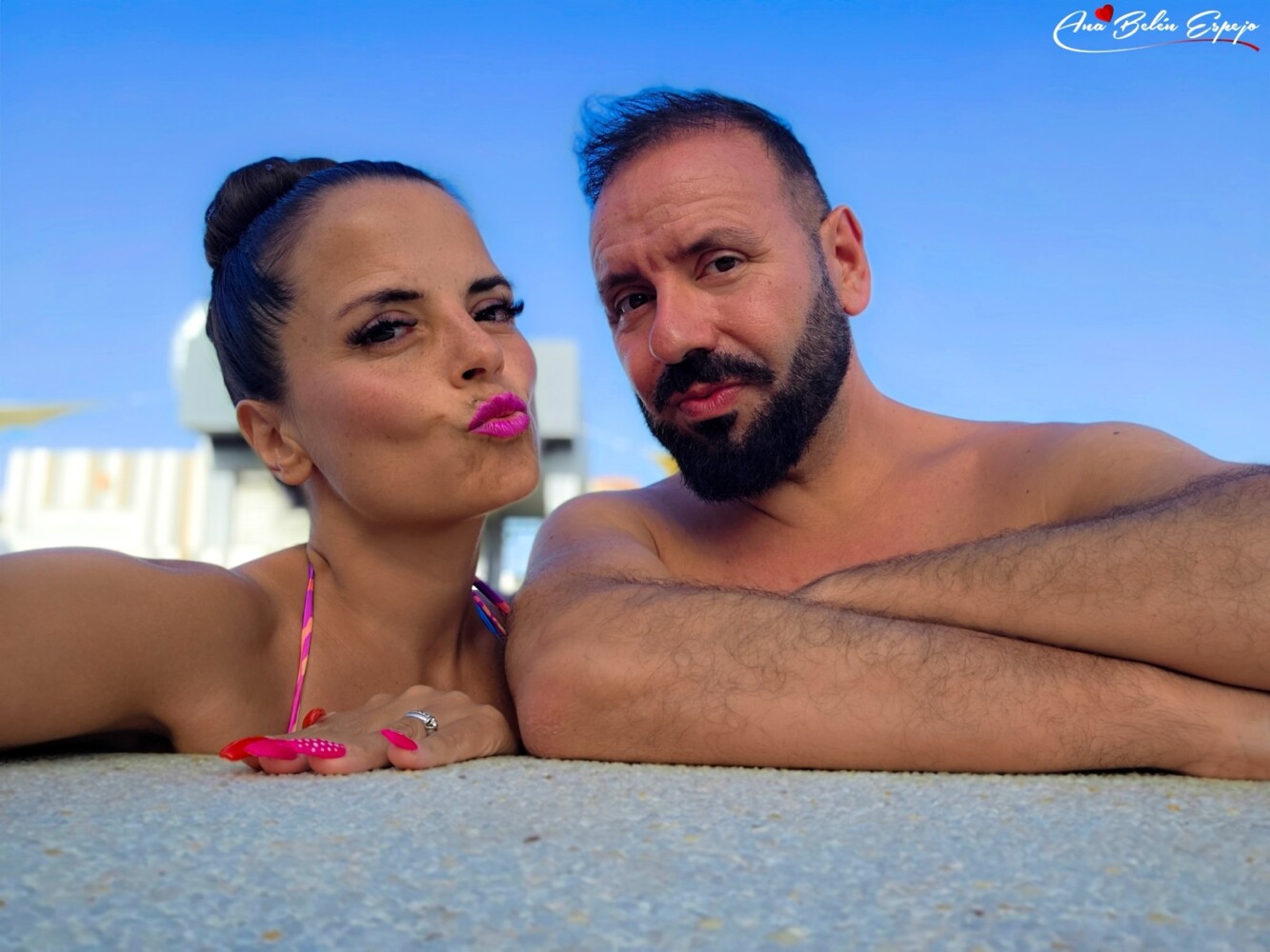 Asomados al borde de la piscina de la azotea del Hotel Cuco Asomados al borde de la piscina de la azotea del Hotel Cuco